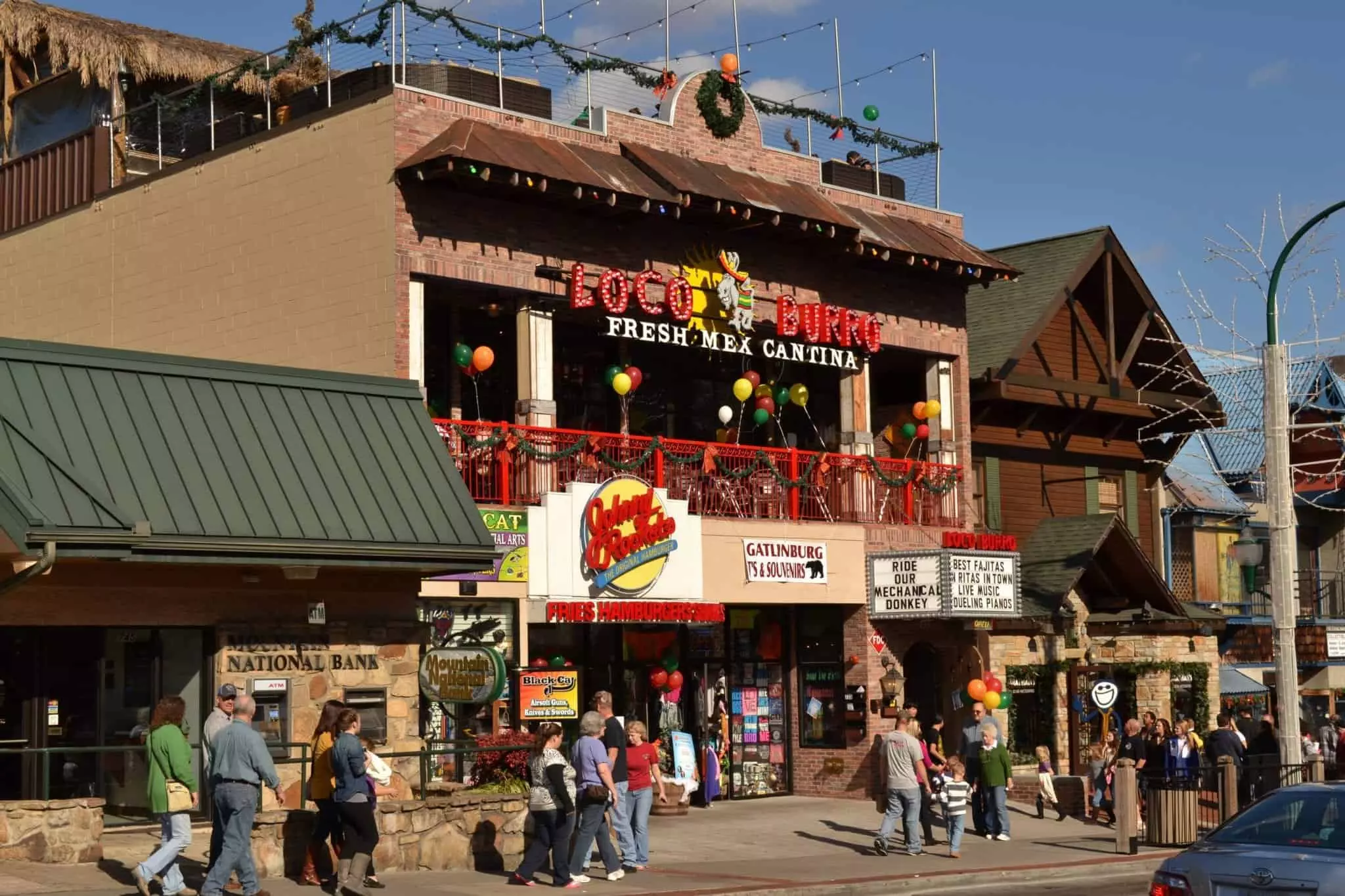 Top 4 Places to Eat in Gatlinburg Where You Can Sit Outside