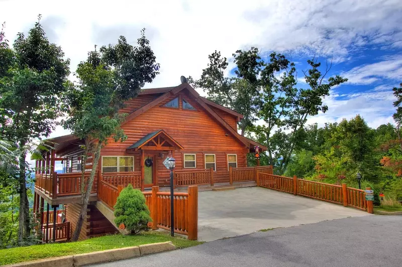 Privacy & Mountain Views at Southern Drawl. By Pigeon Forge