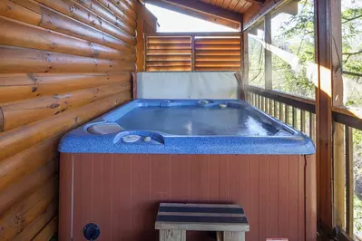 HOT TUB - MAIN LEVEL BACK DECK (SCREENED)